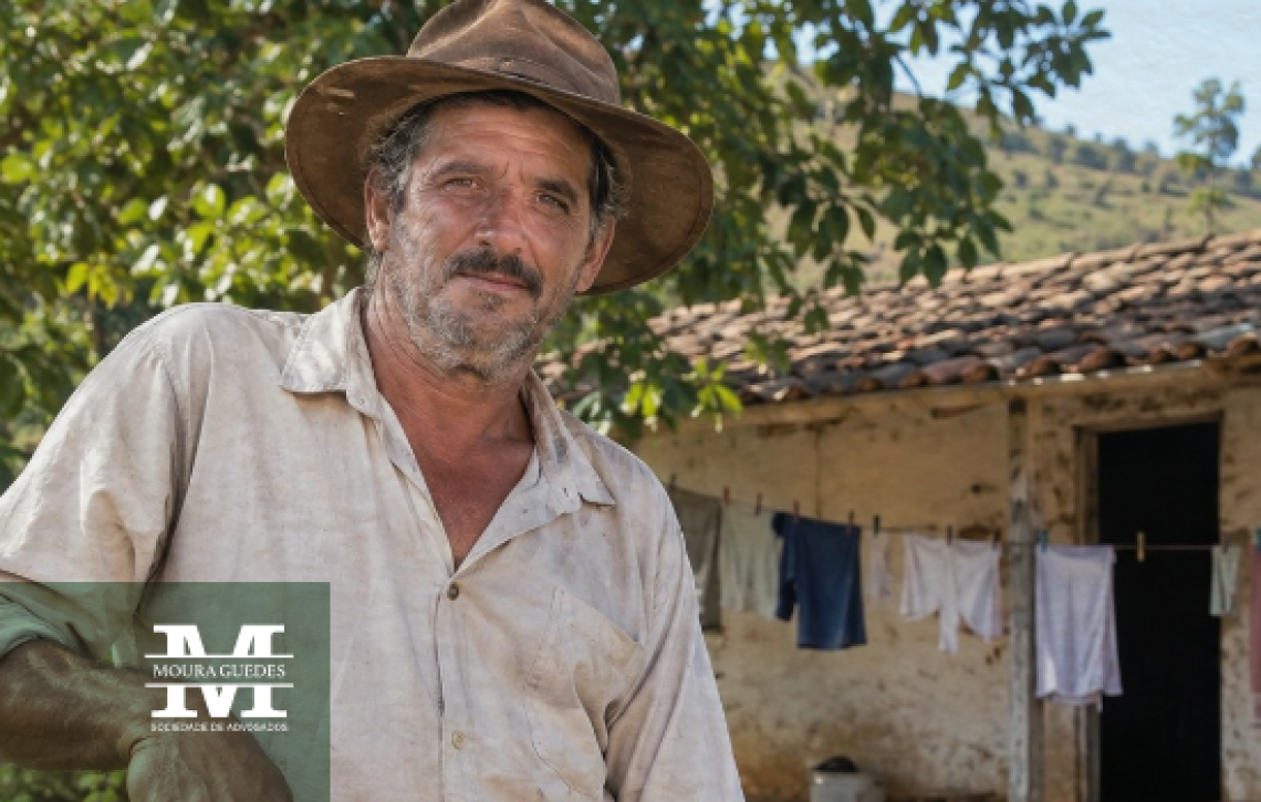 Caseiro trabalhou 22 anos em uma fazenda, morou lá com a família em imóvel cedido pelo proprietário e, depois da demissão, reivindicou direito sobre a casa pelo longo período de ocupação. Como a Justiça resolve esse caso?