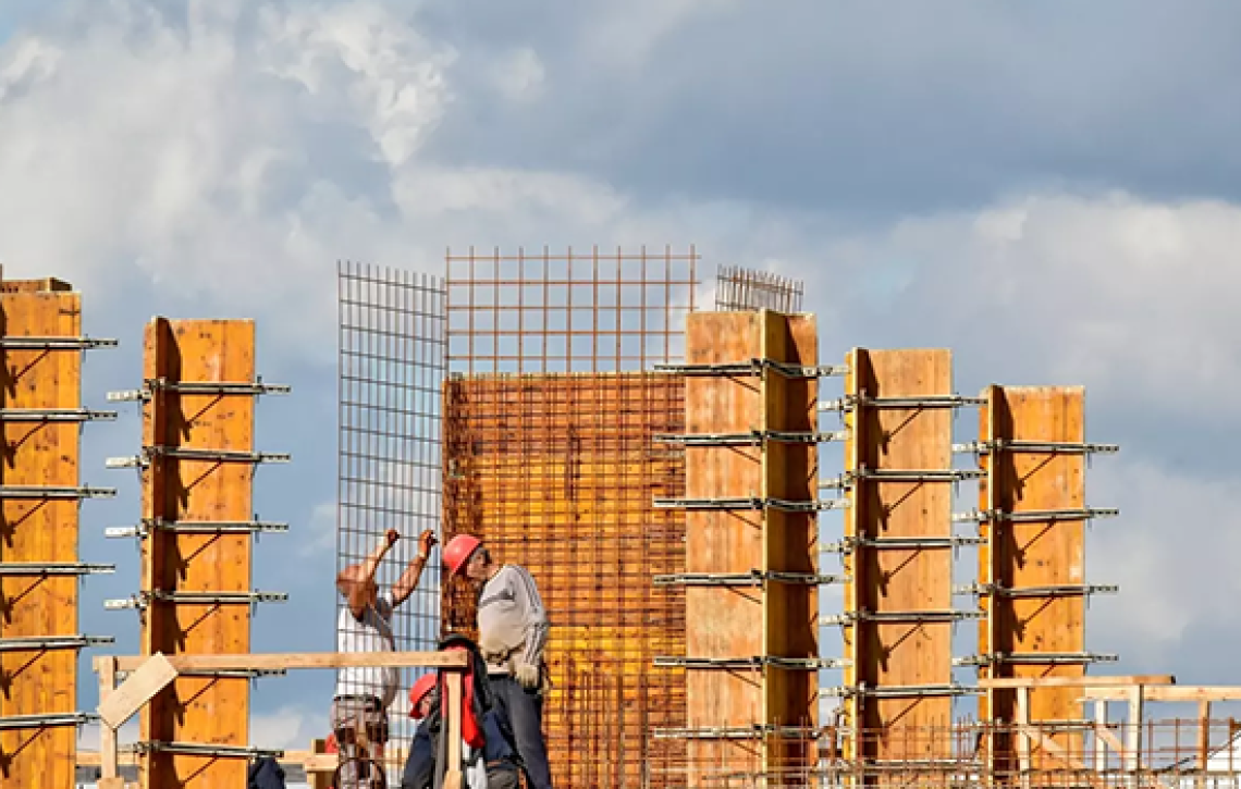 SFH: Caixa deve ressarcir em dobro por juros de obra cobrados após atraso na entrega