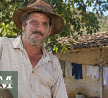 Caseiro trabalhou 22 anos em uma fazenda, morou lá com a família em imóvel cedido pelo proprietário e, depois da demissão, reivindicou direito sobre a casa pelo longo período de ocupação. Como a Justiça resolve esse caso?