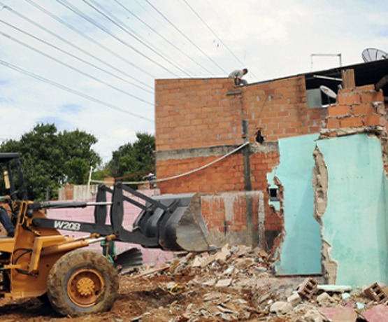 IMÓVEIS DEMOLIDOS: DEVER DE INDENIZAR REQUER COMPROVAÇÃO DO NEXO CAUSAL ENTRE AÇÃO OU OMISSÃO